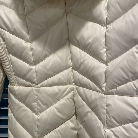 Michael Kors White Cream Mid Size Puffer Jacket With Faux Fur Hood - Picture 11 of 11
